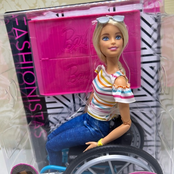 Barbie Fashionistas Doll #132 - Picture 5 of 5